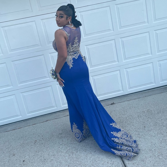 BABYONLINE D.R.E.S.S. Floral Applique Mesh Yoke Fishtail Hem Prom Dress - Picture 2 of 3